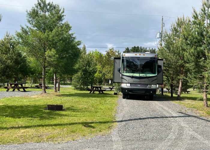 Emplacement 3 services - Camping Aventure Mégantic