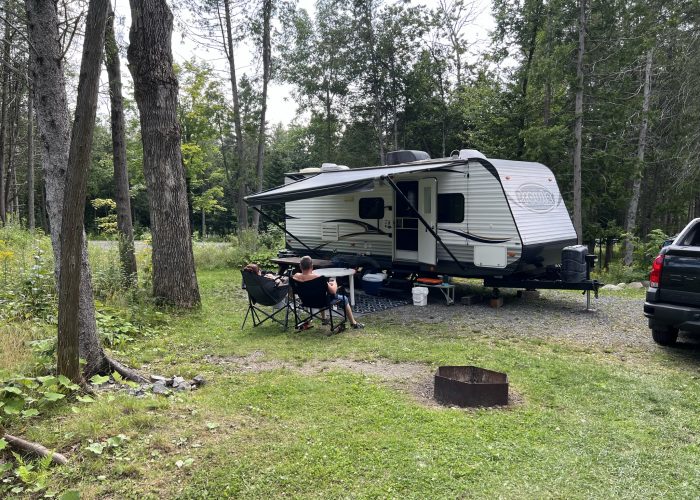 Emplacement 3 services - Camping Aventure Mégantic