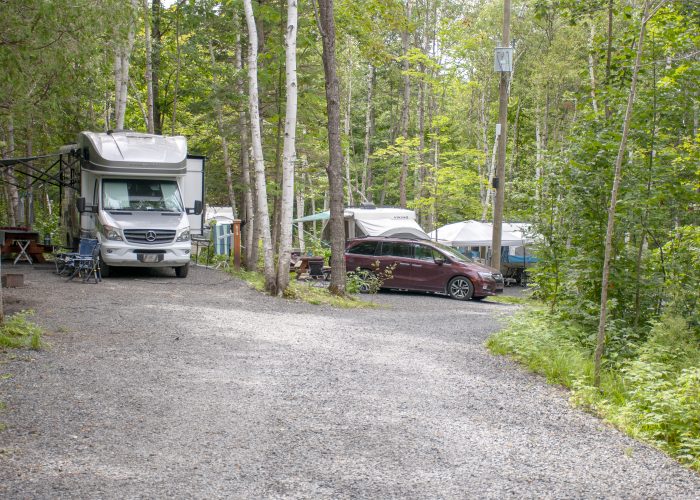 Emplacement 2 services - Camping Aventure Mégantic