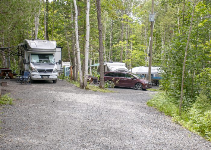 Emplacement 2 services - Camping Aventure Mégantic