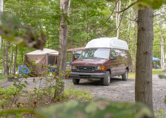 Emplacement 2 services - Camping Aventure Mégantic