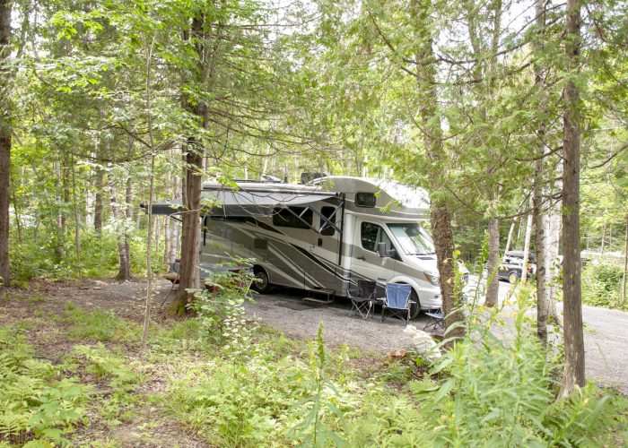 Emplacement 2 services - Camping Aventure Mégantic