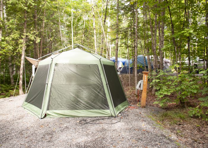 Emplacement 2 services pour tente - Camping Aventure Mégantic