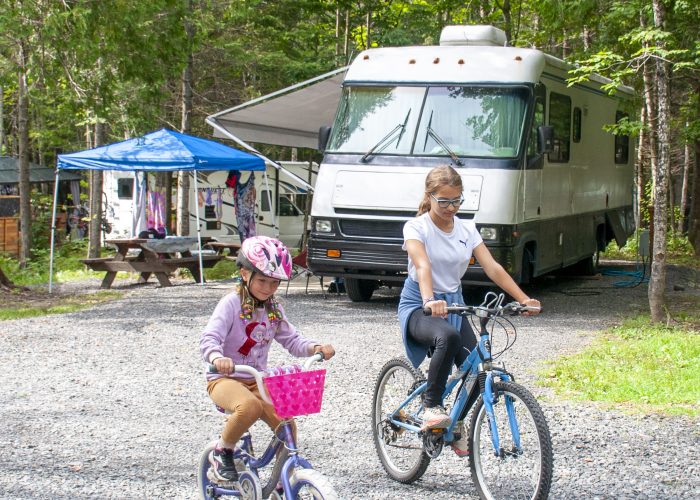 Emplacement 3 services - Camping Aventure Mégantic