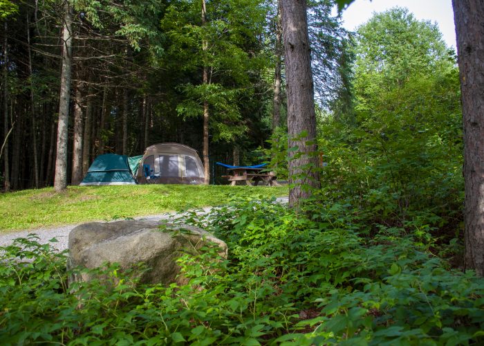 Emplacement 2 services pour tente - Camping Aventure Mégantic