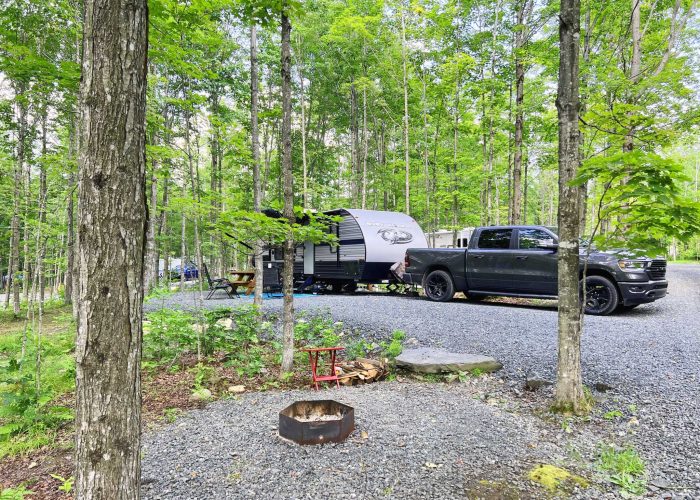 Emplacement 3 services - Camping Aventure Mégantic